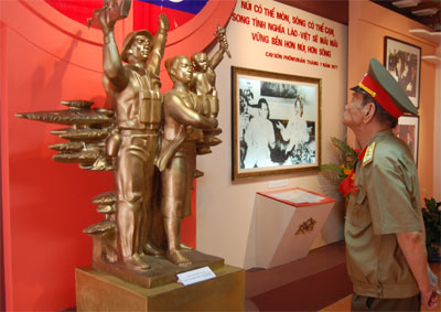 Une exposition sur les liens vietnam-laos à hanoi